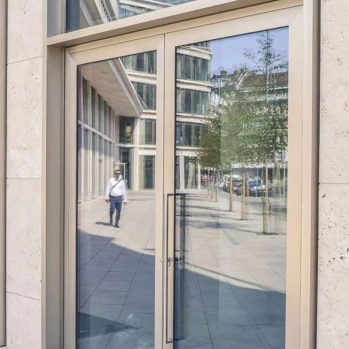 Puertas de aluminio en Tarragona , Empresa